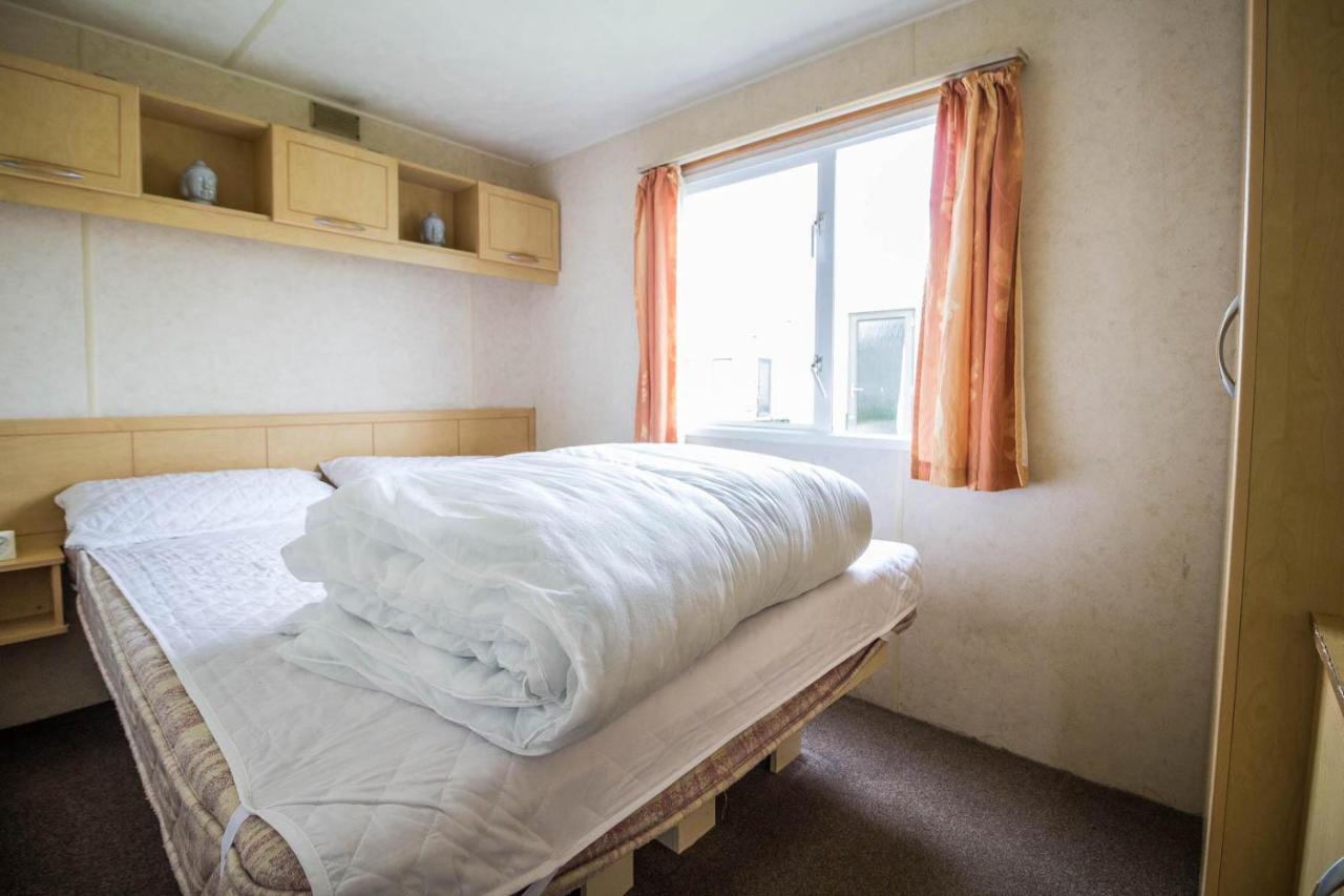 Hotel 6 Berth Caravan For Hire At Martello Beach Holiday Park In Essex Ref 29017Y Clacton-on-Sea Exterior foto